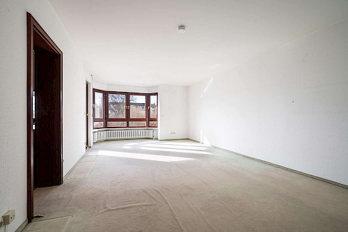 Potenzial mit Panorama! Renovierungsbedürftige 3-Zimmer-Eigentumswohnung mit Alpenblick und Balkon - Bild 4888825