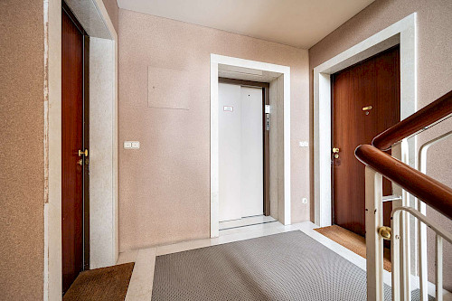 Potenzial mit Panorama! Renovierungsbedürftige 3-Zimmer-Eigentumswohnung mit Alpenblick und Balkon - Bild 4888825