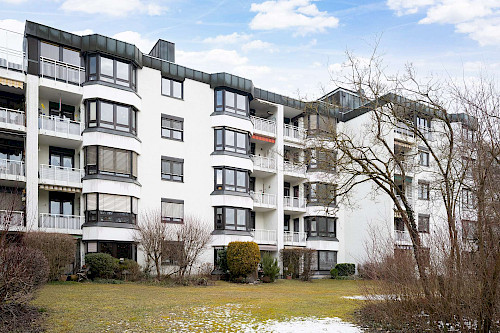 Potenzial mit Panorama! Renovierungsbedürftige 3-Zimmer-Eigentumswohnung mit Alpenblick und Balkon - Bild 4888825