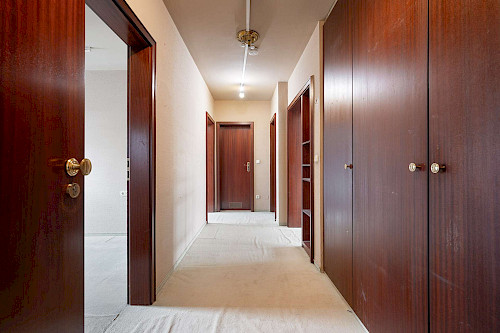 Potenzial mit Panorama! Renovierungsbedürftige 3-Zimmer-Eigentumswohnung mit Alpenblick und Balkon - Bild 4888825