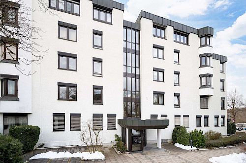 Potenzial mit Panorama! Renovierungsbedürftige 3-Zimmer-Eigentumswohnung mit Alpenblick und Balkon - Bild 4888825