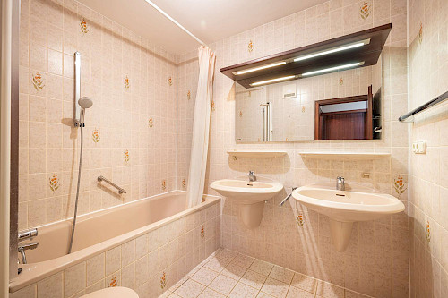 Potenzial mit Panorama! Renovierungsbedürftige 3-Zimmer-Eigentumswohnung mit Alpenblick und Balkon - Bild 4888825