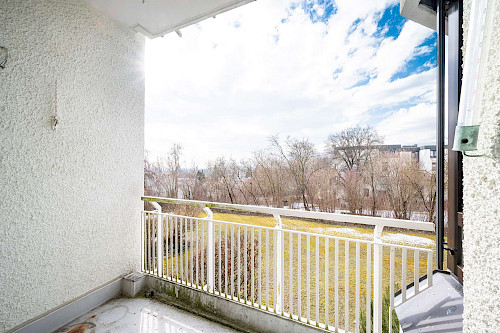 Potenzial mit Panorama! Renovierungsbedürftige 3-Zimmer-Eigentumswohnung mit Alpenblick und Balkon - Bild 4888825