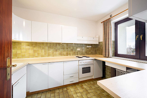 Potenzial mit Panorama! Renovierungsbedürftige 3-Zimmer-Eigentumswohnung mit Alpenblick und Balkon - Bild 4888825