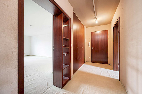 Potenzial mit Panorama! Renovierungsbedürftige 3-Zimmer-Eigentumswohnung mit Alpenblick und Balkon - Bild 4888825