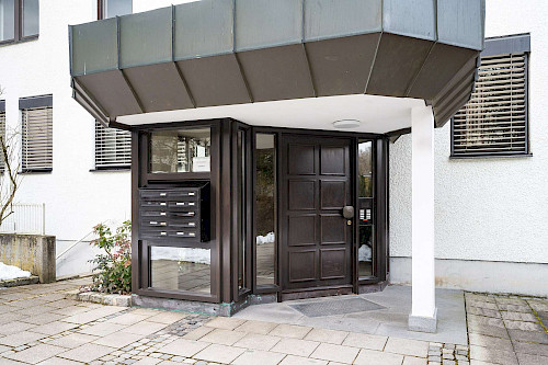 Potenzial mit Panorama! Renovierungsbedürftige 3-Zimmer-Eigentumswohnung mit Alpenblick und Balkon - Bild 4888825