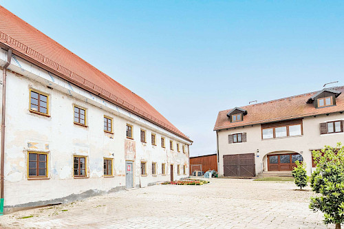 Altbaucharme mit Sonnenplatz! 3-Zimmer-Erdgeschosswohnung mit Südterrasse im kernsanierten Denkmal - Bild 4918197