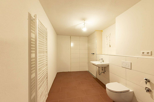 Altbaucharme mit Sonnenplatz! 3-Zimmer-Erdgeschosswohnung mit Südterrasse im kernsanierten Denkmal - Bild 4918197