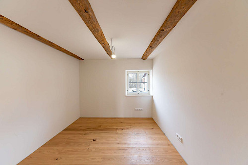 Historie trifft Wohngefühl! Bildschöne 3-Zimmer-Wohnung im kernsanierten Gasthaus aus 1819 - Bild 4918353