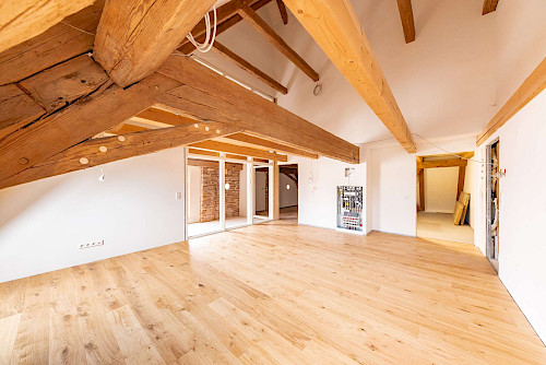 Altbau zum Verlieben! Dachgeschosswohnung mit Loggia zum Erstbezug nach denkmalgerechter Sanierung - Bild 4918357