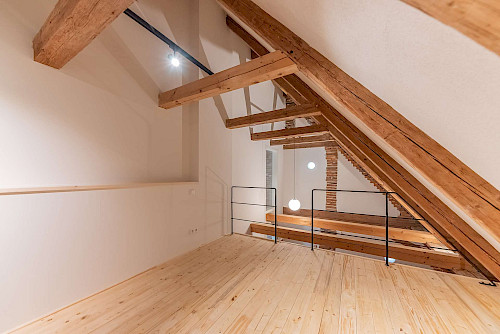 Altbau zum Verlieben! Dachgeschosswohnung mit Loggia zum Erstbezug nach denkmalgerechter Sanierung - Bild 4918357