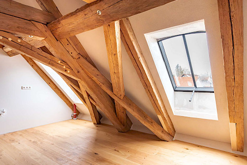 Altbau zum Verlieben! Dachgeschosswohnung mit Loggia zum Erstbezug nach denkmalgerechter Sanierung - Bild 4918357