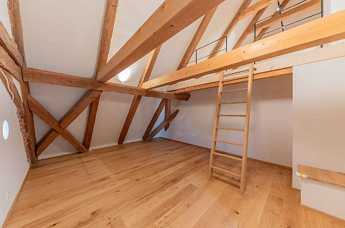 Altbau zum Verlieben! Dachgeschosswohnung mit Loggia zum Erstbezug nach denkmalgerechter Sanierung - Bild 4918357