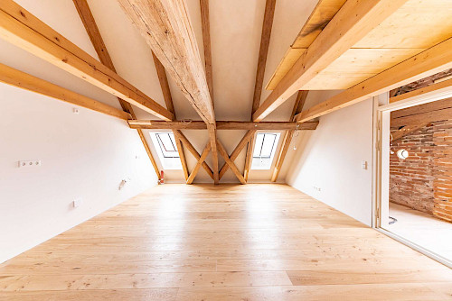 Altbau zum Verlieben! Dachgeschosswohnung mit Loggia zum Erstbezug nach denkmalgerechter Sanierung - Bild 4918357