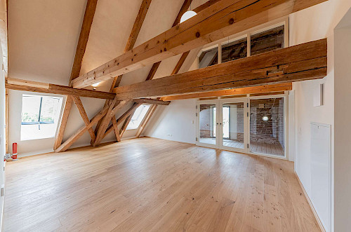 Altbau zum Verlieben! Dachgeschosswohnung mit Loggia zum Erstbezug nach denkmalgerechter Sanierung - Bild 4918357