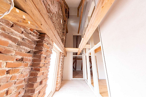 Altbau zum Verlieben! Dachgeschosswohnung mit Loggia zum Erstbezug nach denkmalgerechter Sanierung - Bild 4918357