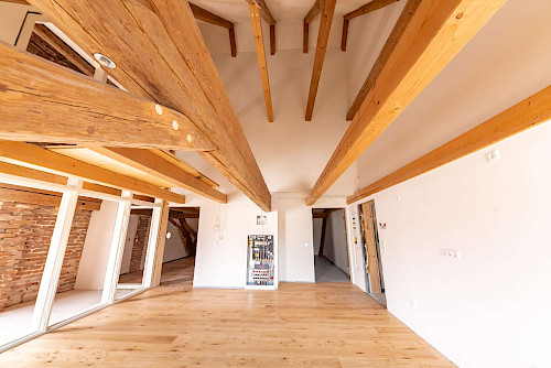 Altbau zum Verlieben! Dachgeschosswohnung mit Loggia zum Erstbezug nach denkmalgerechter Sanierung - Bild 4918357