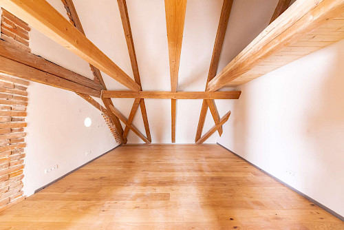 Altbau zum Verlieben! Dachgeschosswohnung mit Loggia zum Erstbezug nach denkmalgerechter Sanierung - Bild 4918357