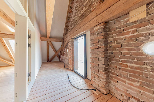Altbau zum Verlieben! Dachgeschosswohnung mit Loggia zum Erstbezug nach denkmalgerechter Sanierung - Bild 4918357