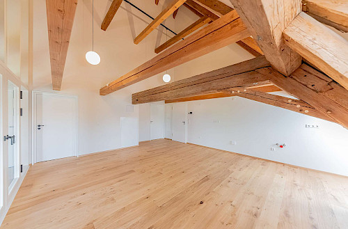 Altbau zum Verlieben! Dachgeschosswohnung mit Loggia zum Erstbezug nach denkmalgerechter Sanierung - Bild 4918357