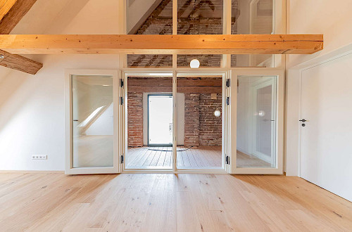 Altbau zum Verlieben! Dachgeschosswohnung mit Loggia zum Erstbezug nach denkmalgerechter Sanierung - Bild 4918357