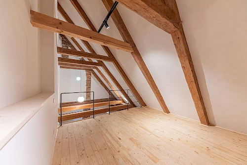Altbau zum Verlieben! Dachgeschosswohnung mit Loggia zum Erstbezug nach denkmalgerechter Sanierung - Bild 4918357