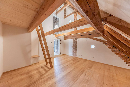 Altbau zum Verlieben! Dachgeschosswohnung mit Loggia zum Erstbezug nach denkmalgerechter Sanierung - Bild 4918357