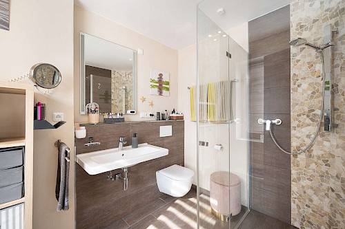 Überraschend unkonventionell! Sehr gepflegte, großzügige Doppelhaushälfte in bester Familienlage - Bild 5129602