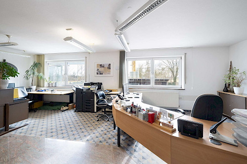Bestens geeignet für Handwerksbetriebe! Firmengelände mit Bürogebäude und Lagerflächen. - Bild 5025500