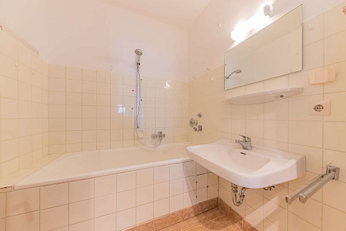 Für Familien! Renovierungsbedürftige 4-Zimmer-Eigentumswohnung mit traumhaftem Ausblick - Bild 5142327