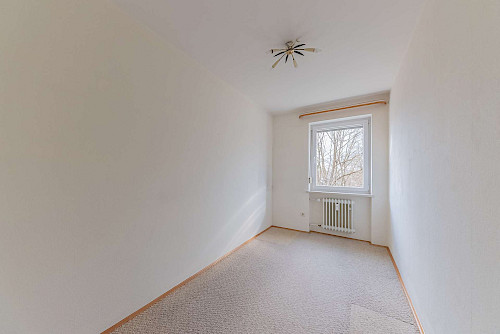 Für Familien! Renovierungsbedürftige 4-Zimmer-Eigentumswohnung mit traumhaftem Ausblick - Bild 5142327