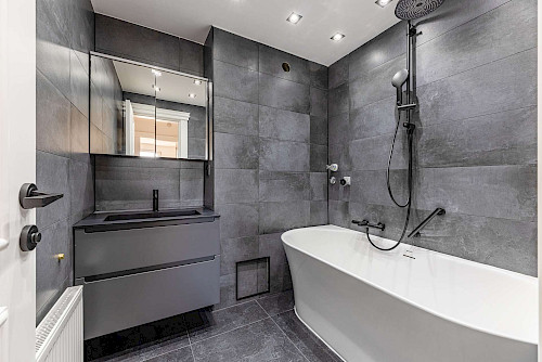 Vom Feinsten! Frisch renovierte 3-Zimmer-Wohnung mit Balkon im Freisinger Norden - Bild 5056331