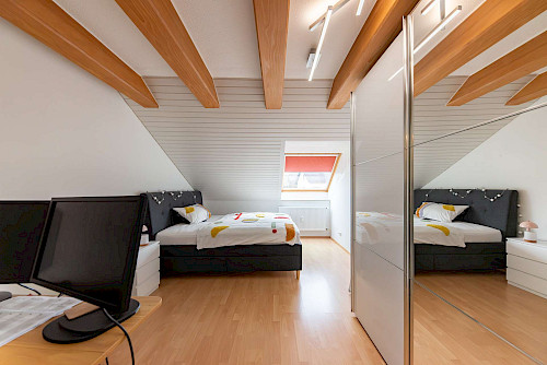 Zu vermieten! Schöne Zwei-Zimmer-Dachgeschosswohnung in verkehrsberuhigter Lage - Bild 5122892