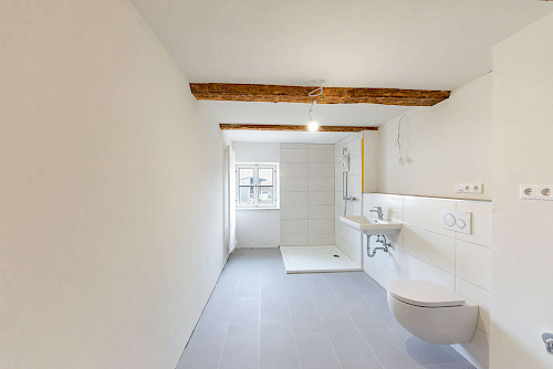 Historie trifft Wohngefühl! Bildschöne 3-Zimmer-Wohnung mit Balkon im kernsanierten Gasthaus - Bild 4918353