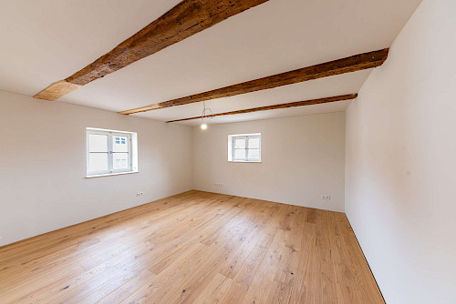 Historie trifft Wohngefühl! Bildschöne 3-Zimmer-Wohnung mit Balkon im kernsanierten Gasthaus - Bild 4918353