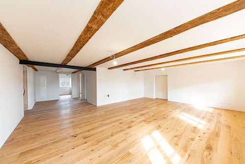 Historie trifft Wohngefühl! Bildschöne 3-Zimmer-Wohnung mit Balkon im kernsanierten Gasthaus - Bild 4918353