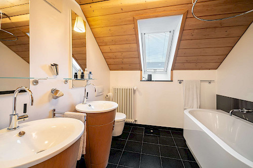 Oben wohnen, unten läuft's! Charmanter Altbau mit Penthouse zur Eigennutzung + stabile Mieteinnahmen - Bild 3069729
