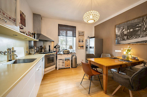 Oben wohnen, unten läuft's! Charmanter Altbau mit Penthouse zur Eigennutzung + stabile Mieteinnahmen - Bild 3069729