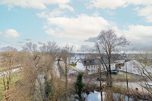 Für Familien! Renovierungsbedürftige 4-Zimmer-Eigentumswohnung mit traumhaftem Ausblick - Bild 5142327