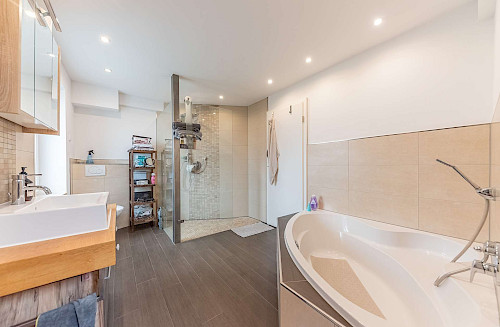 Zu vermieten! Erstklassige 3-Zimmer-Dachgeschoss-Wohnung mit Gartenanteil - Bild 5516297