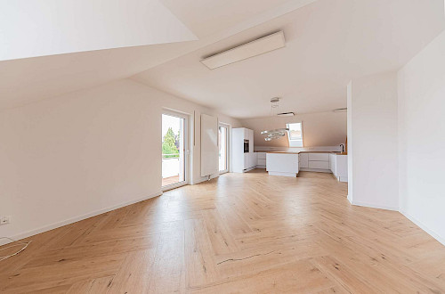 Zu vermieten! Perfekt geschnittene 4-Zimmer-Dachgeschosswohnung mit West-Balkon und Weitblick - Bild 5721790