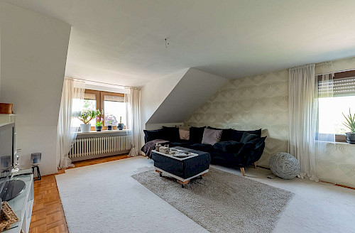 Lichtdurchflutet! 3-Zimmer Dachgeschosswohnung mit sonnigem Gartenanteil - Bild 5772186