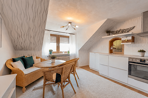 Lichtdurchflutet! 3-Zimmer Dachgeschosswohnung mit sonnigem Gartenanteil - Bild 5772186