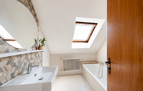 Lichtdurchflutet! 3-Zimmer Dachgeschosswohnung mit sonnigem Gartenanteil - Bild 5772186