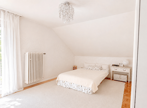Lichtdurchflutet! 3-Zimmer Dachgeschosswohnung mit sonnigem Gartenanteil - Bild 5772186