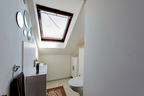 Lichtdurchflutet! 3-Zimmer Dachgeschosswohnung mit sonnigem Gartenanteil - Bild 5772186