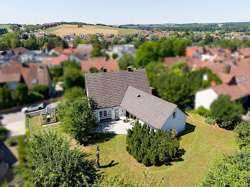 Bungalow oder zweigeschossig? Einfamilienhaus mit vorbereitetem Dachausbau und großem Garten - Bild 5826086