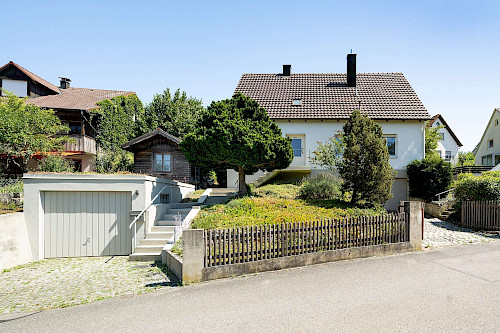 Bungalow oder zweigeschossig? Einfamilienhaus mit vorbereitetem Dachausbau und großem Garten - Bild 5826086