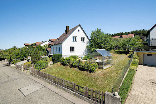 Bungalow oder zweigeschossig? Einfamilienhaus mit vorbereitetem Dachausbau und großem Garten - Bild 5826086